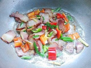 农家乐里超受欢迎的热菜——香干炒腊肉的做法步骤:5