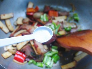 农家乐里超受欢迎的热菜——香干炒腊肉的做法步骤:9