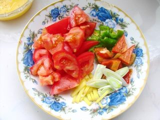 让经典菜品更有滋味——麻辣版西红柿炒鸡蛋的做法步骤:2