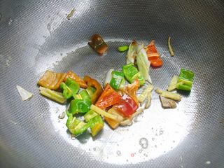 让经典菜品更有滋味——麻辣版西红柿炒鸡蛋的做法步骤:4
