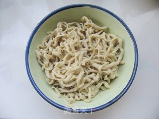 鲜美蛋白质——蚝油三丝的做法步骤:2