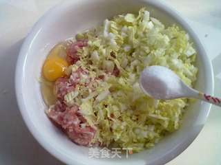 白菜猪肉水饺的做法步骤:2