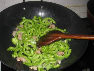豆豉虾仁炒苦瓜的做法步骤：5