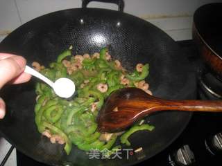 豆豉虾仁炒苦瓜的做法步骤：6