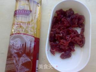 黑椒牛柳炒意粉的做法步骤：1