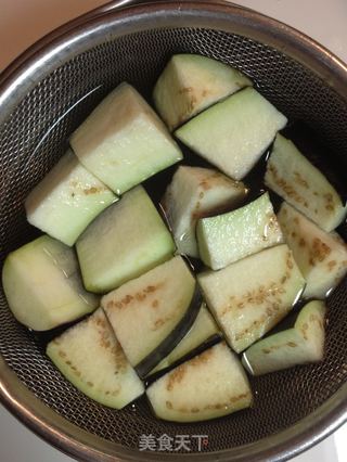 油豆腐燒茄菇 【傳統的家常炒菜】新鮮嚐的做法步骤:2