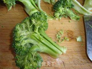 清炒西兰花--绿叶虽好也需红花点睛(西兰花如何越炒越绿)的做法步骤:2