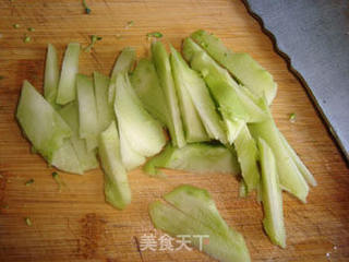 清炒西兰花--绿叶虽好也需红花点睛(西兰花如何越炒越绿)的做法步骤:3