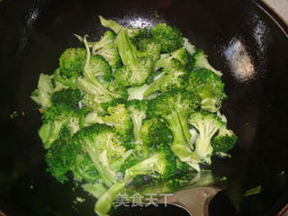 清炒西兰花--绿叶虽好也需红花点睛(西兰花如何越炒越绿)的做法步骤:7