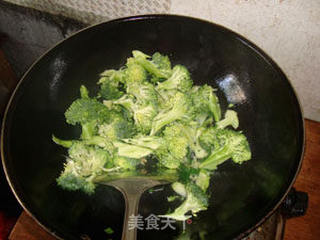 清炒西兰花--绿叶虽好也需红花点睛(西兰花如何越炒越绿)的做法步骤:6