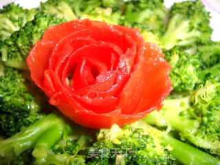 清炒西兰花--绿叶虽好也需红花点睛(西兰花如何越炒越绿)的做法步骤:16
