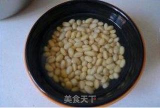 美容滋补—黄豆煲猪脚的做法步骤:2