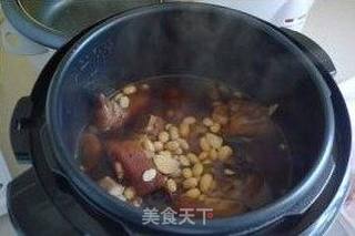 美容滋补—黄豆煲猪脚的做法步骤:11