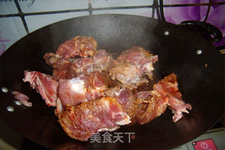 红烧排骨炖土豆的做法步骤:2