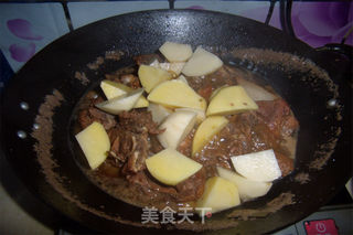 红烧排骨炖土豆的做法步骤:7
