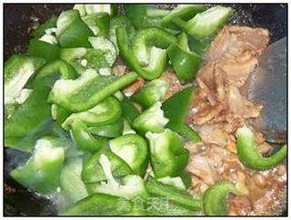 菜椒炒肉片的做法步骤:9