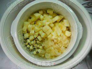 苹果莲子炖银耳的做法步骤:4