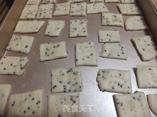 糖尿病患者可以吃的小点心----无糖少油芝麻苏打饼干的做法步骤:9