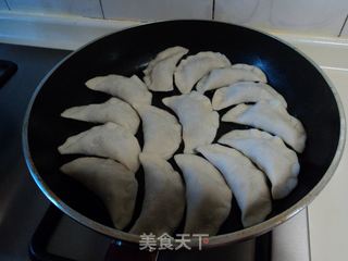 鸡蛋煎饺改良版--------新鲜的饺子做更好吃的做法步骤：5