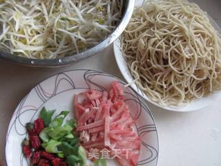 绿豆芽炒面的做法步骤:3