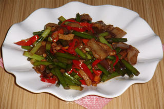 蒜苔炒肉的做法步骤:8