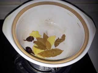 黄酒煮猪蹄的做法步骤：5
