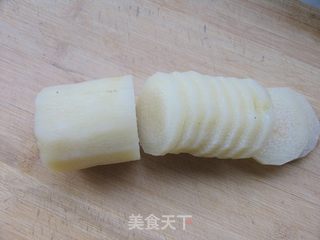 给你熟悉的山药换个吃法——芝麻椒盐山药片的做法步骤:2