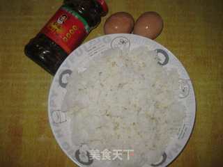 老干妈蛋炒饭的做法步骤：1