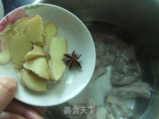 花生山药排骨汤的做法步骤:4