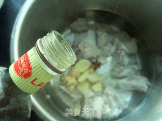花生山药排骨汤的做法步骤:5