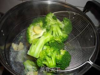 蒜香鲍汁西兰花的做法步骤:8