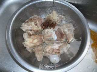 大骨汤的做法步骤：2