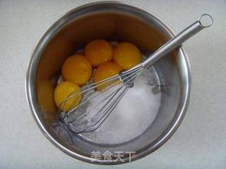 清新脱俗---酸奶戚风蛋糕的做法步骤:2