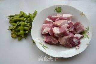 毛豆烧五花肉的做法步骤：1