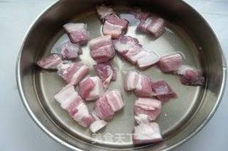 毛豆烧五花肉的做法步骤:2