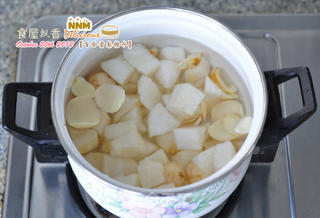 秋季润肺饮品——百合雪梨糖水的做法步骤:2