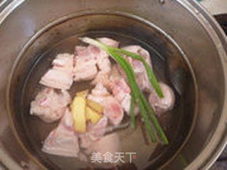 莲藕炖猪蹄的做法步骤:2