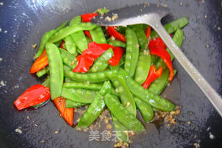 蒜香荷兰豆的做法步骤:10