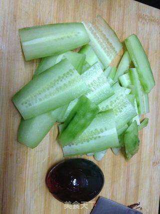 黄瓜皮蛋汤的做法步骤:2