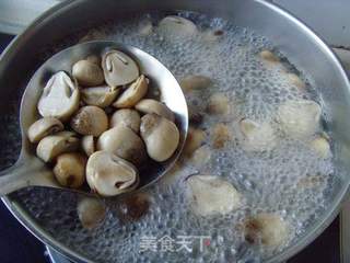 味美鲜甜---蚝油草菇的做法步骤:2