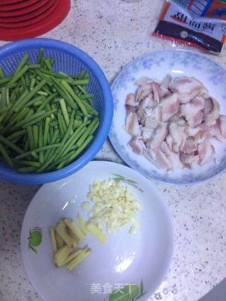 蒜苗炒肉片的做法步骤:2