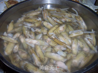 鲜味无敌的海鲜小炒--蛏肉炒韭菜的做法步骤：1