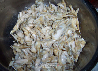 鲜味无敌的海鲜小炒--蛏肉炒韭菜的做法步骤：4
