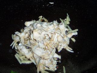 鲜味无敌的海鲜小炒--蛏肉炒韭菜的做法步骤：9