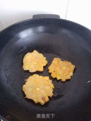 煎红薯粒饼的做法步骤:7