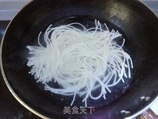 川味榨菜鸡丝凉面的做法步骤：1