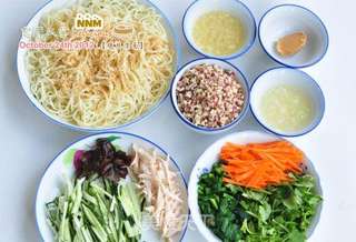料越多越好吃——鸡丝凉面的做法步骤：1