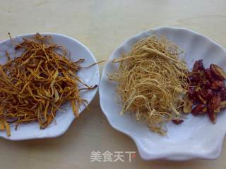 参须虫草乌鸡汤的做法步骤:2