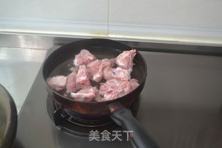 吃肉就要大块的【排骨酱焖藕】的做法步骤：2