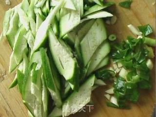 丝瓜炒腊肉的做法步骤:3